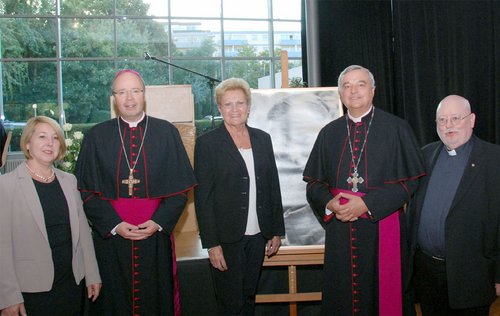 Gruppe von Menschen mit Bischof Ackermann (Trier) und Bischof Wiesemann (Speyer)